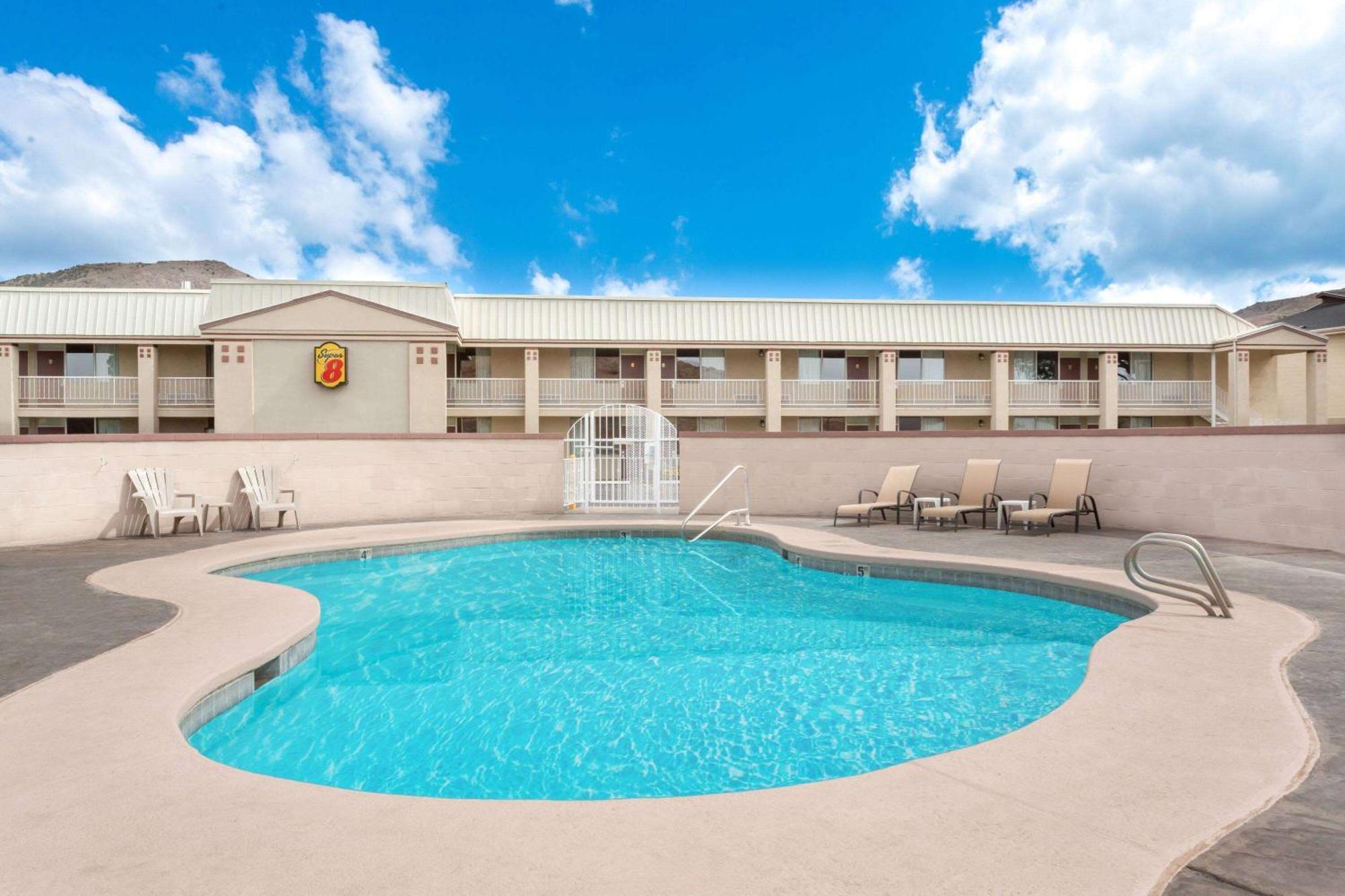 Hotel Super 8 By Wyndham Salina/Scenic Hills Area Exterior foto
