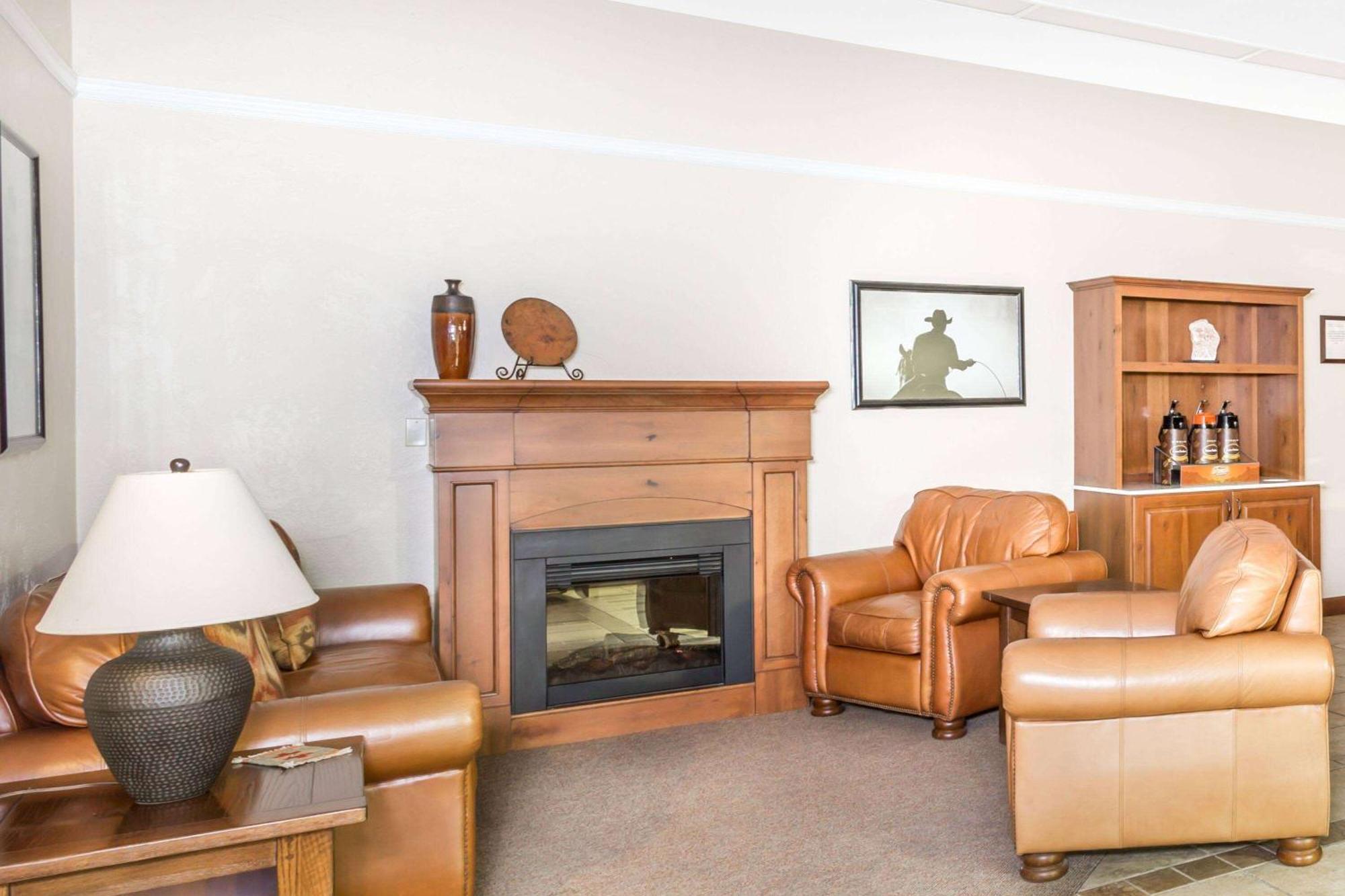 Hotel Super 8 By Wyndham Salina/Scenic Hills Area Exterior foto